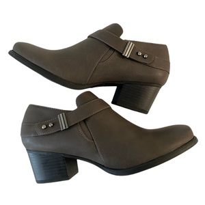 SOUL Naturalizer Chaylee Grey Shooties- Size 8